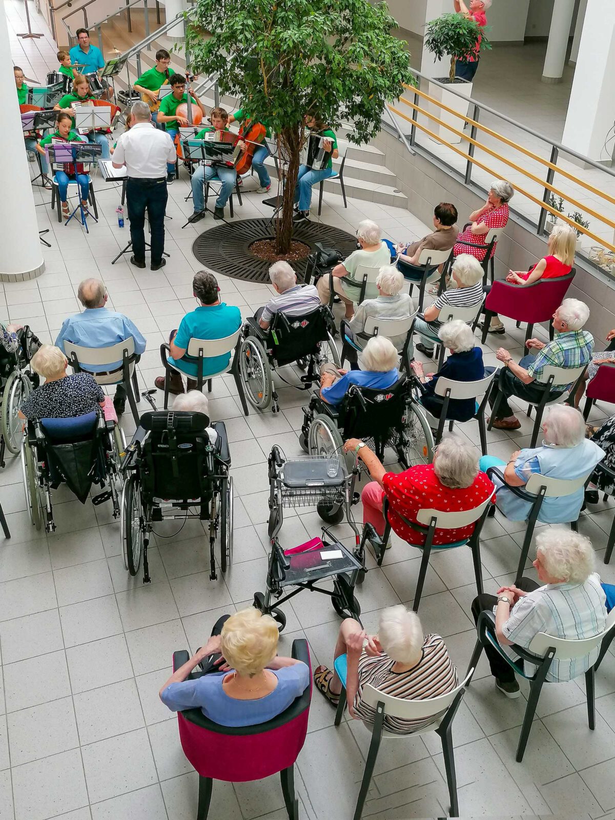 Ein tolles Projekt, das Jung und Alt über die Musik verbindet. Das ältere Publikum ist begeistert, die jungen Musikerinnen und Musiker freuen sich über den großen Applaus.