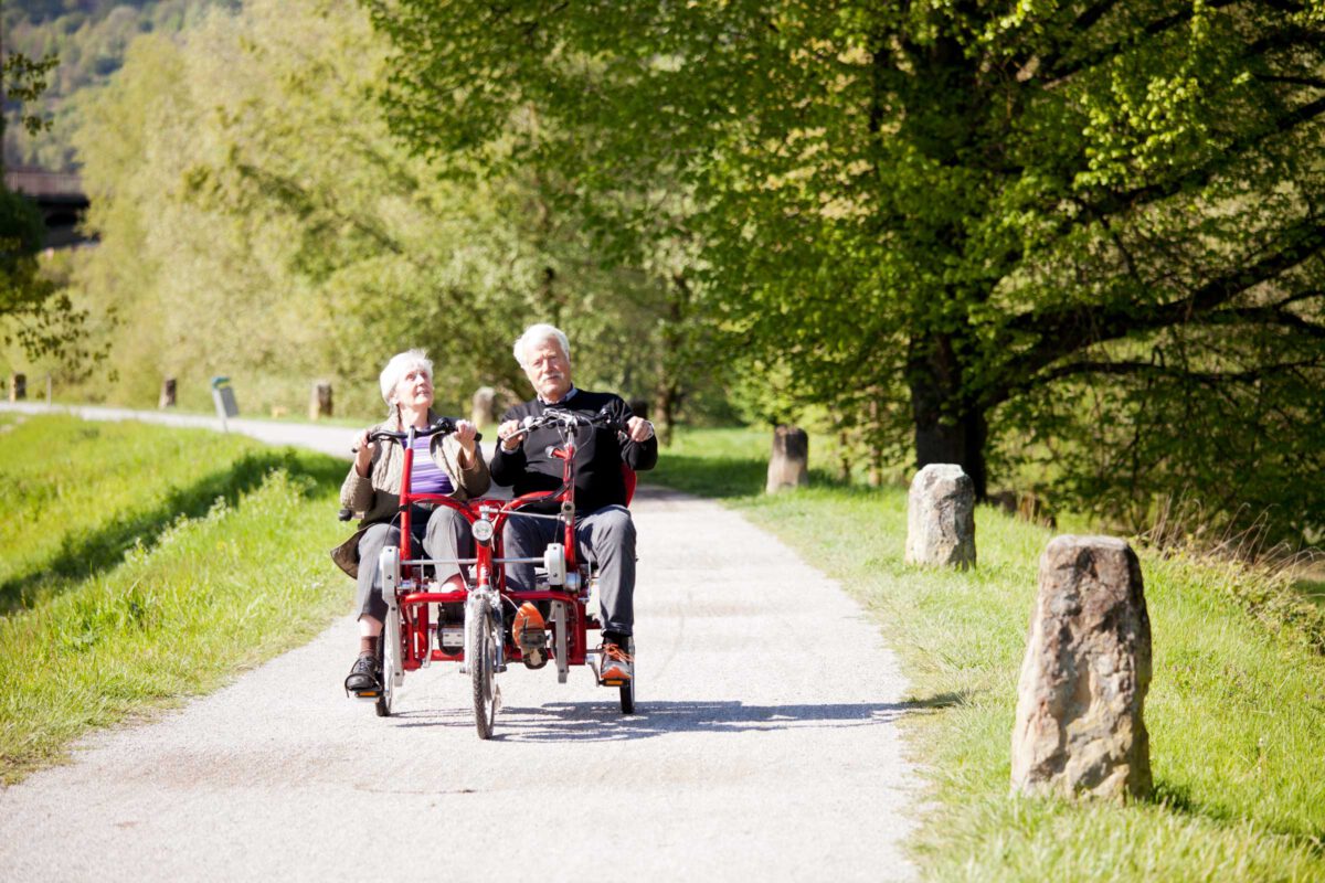 Auf dem Nebeneinander-Tandem kann man nicht nur die Natur genießen, sondern sich auch während der Fahrt angenehm unterhalten.
